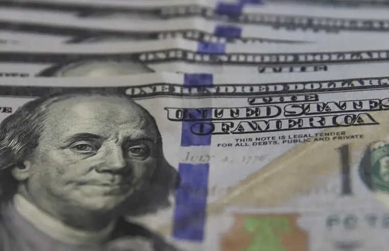 Dólar sobe para R$ 5,06 após dados de emprego nos EUA