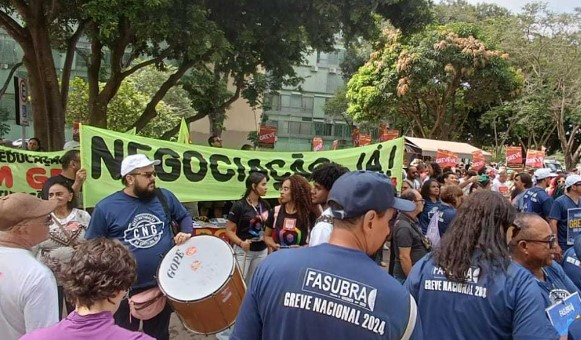 Servidores federais ampliam pressão por reajustes e iniciam movimento de greve