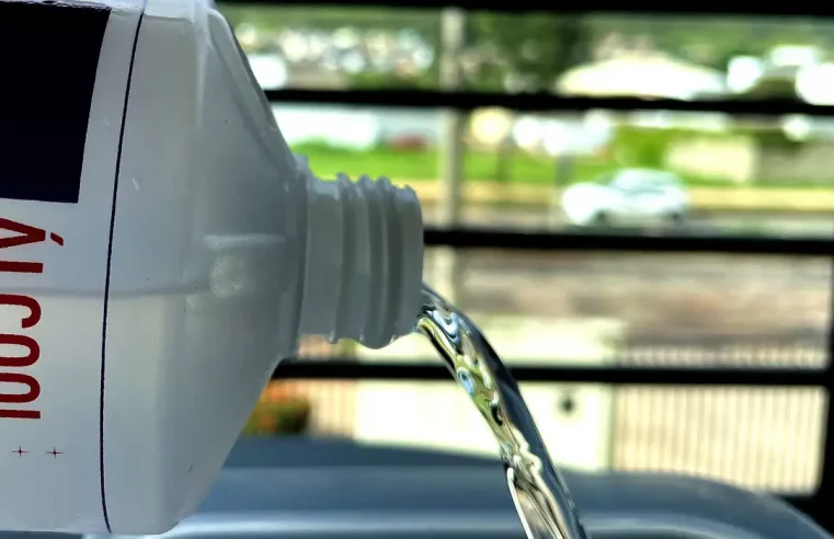 Anvisa proíbe comercialização de álcool 70% líquido 