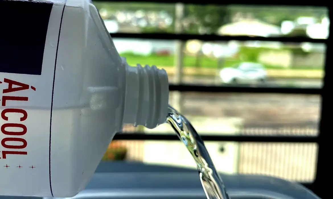 Anvisa proíbe comercialização de álcool 70% líquido