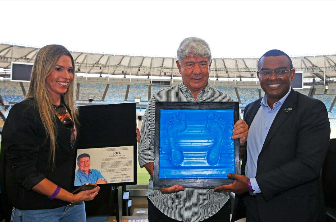 Governo do Estado do Rio eterniza os pés de Joel Santana na Calçada da Fama do Maracanã