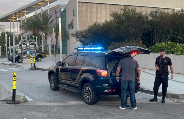 Homem é preso na saída de um shopping, na Barra da Tijuca