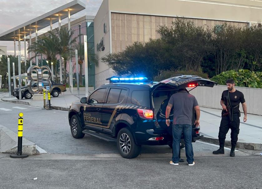 Homem é preso na saída de um shopping, na Barra da Tijuca