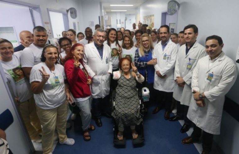 Escritora atacada por pitbulls tem alta do Hospital Estadual Alberto Torres