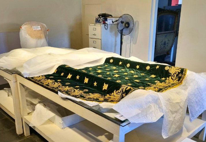 Visitantes podem acompanhar restauração do traje de Dom Pedro II