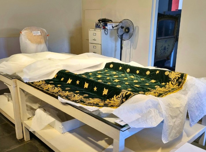 Visitantes podem acompanhar restauração do traje de Dom Pedro II