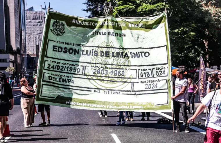 Campanha usa título de eleitor gigante para chamar jovens para votar