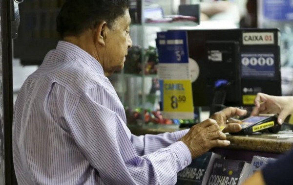 Especialista alerta para abusos bancários em benefícios de idosos