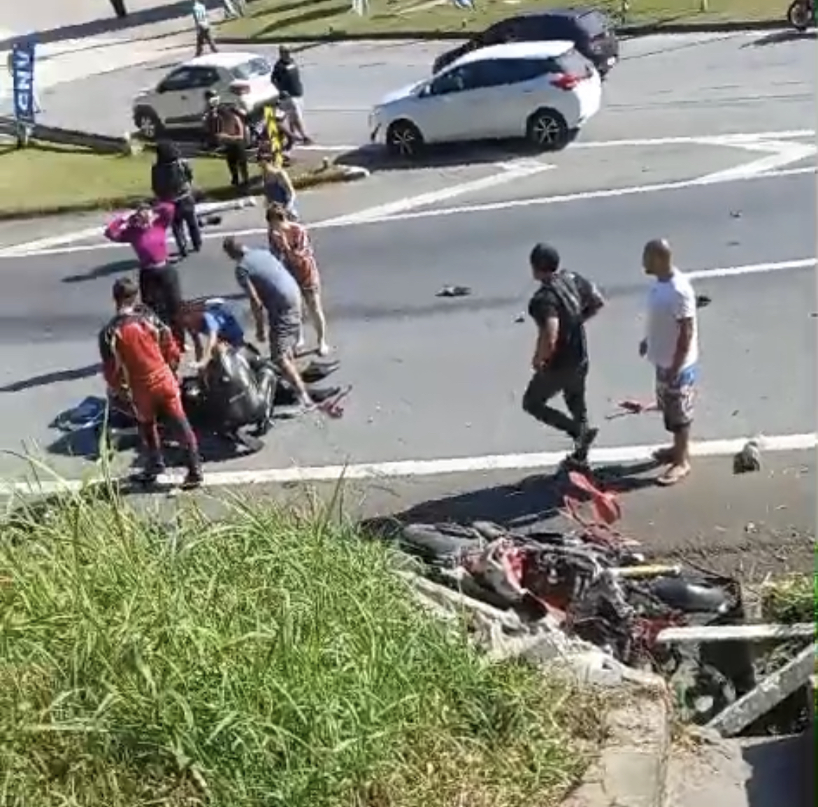 Acidente envolvendo motocicletas deixa duas pessoas gravemente feridas na BR-040