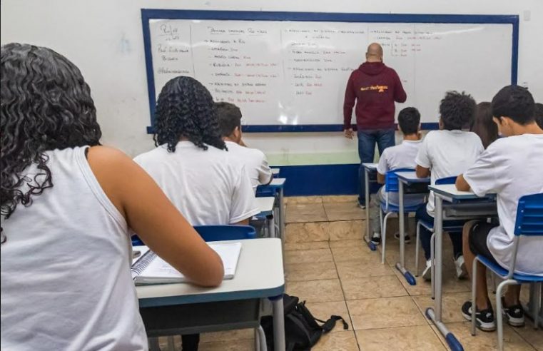 Cláudio Castro sanciona lei que autoriza contratação temporária de professores