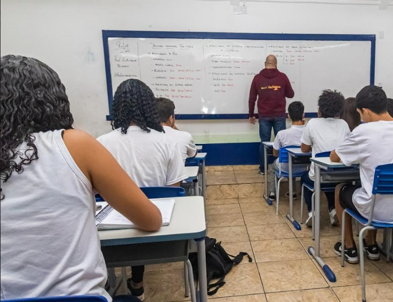 Cláudio Castro sanciona lei que autoriza contratação temporária de professores