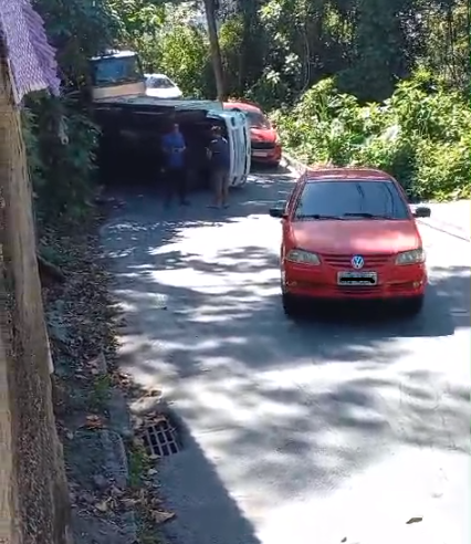 Caminhão tomba no Valparaíso em Petrópolis