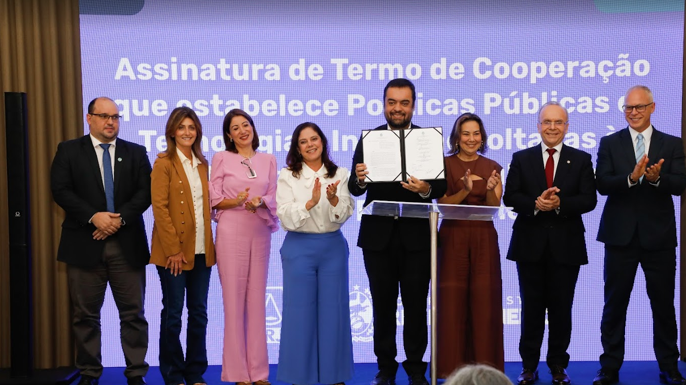 Governador Cláudio Castro assina termo de cooperação para fortalecer políticas públicas de proteção à mulher