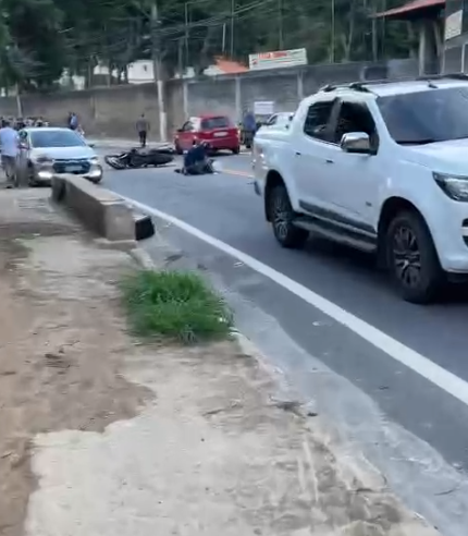 Acidente entre motocicletas deixa duas pessoas feridas. Segundo acidente, entre carro e moto, foi registrado minutos depois