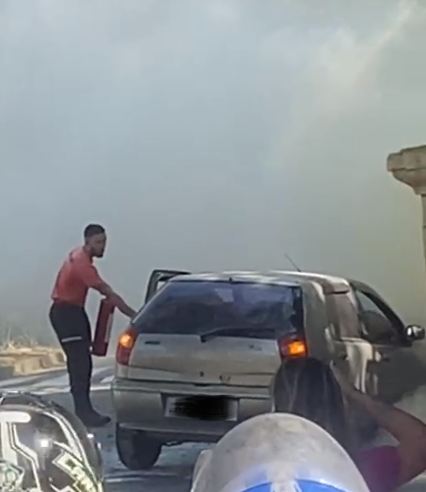 Carro pega fogo próximo ao Palácio Cristal em Petrópolis