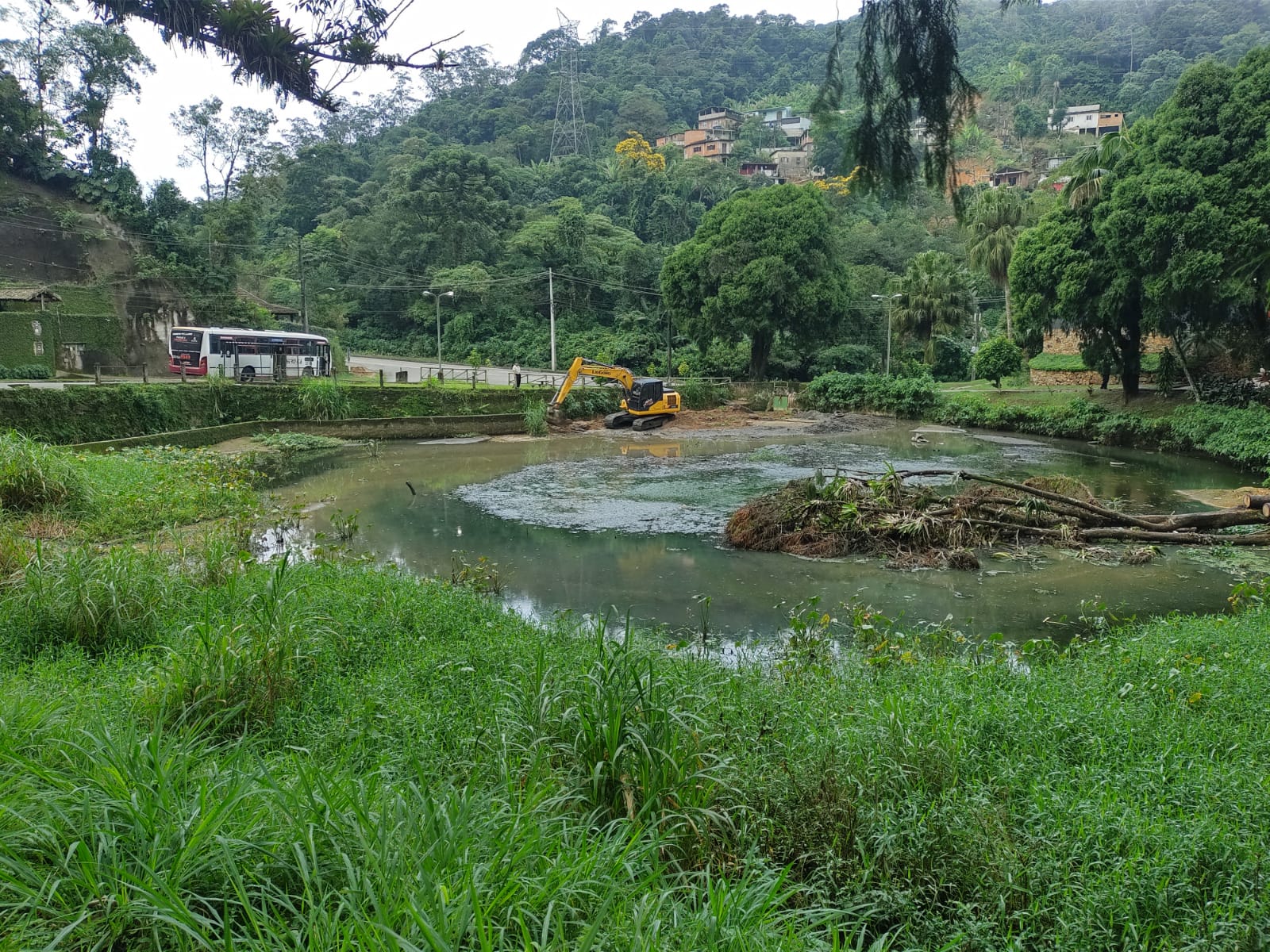 INEA inicia dragagem e desassoreamento em Lago do Parque São Vicente