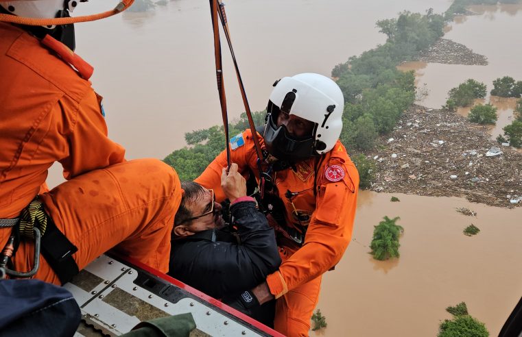 Corpo de Bombeiros Militar do Estado do Rio faz resgates de gaúchos usando helicóptero