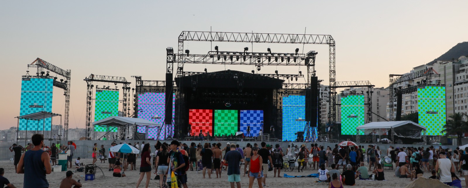 Show da Madonna: testes de som viram festa a céu aberto, atraem fãs e geram renda em Copacabana