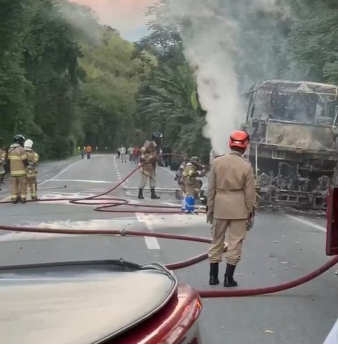 Ônibus pega fogo na BR-040 nesta segunda-feira