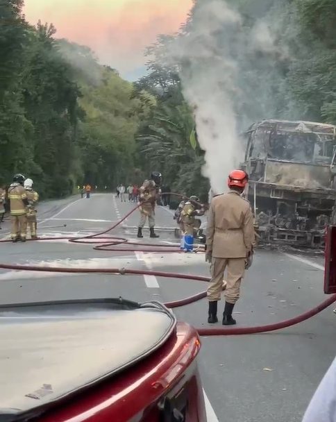 Ônibus pega fogo na BR-040 nesta segunda-feira