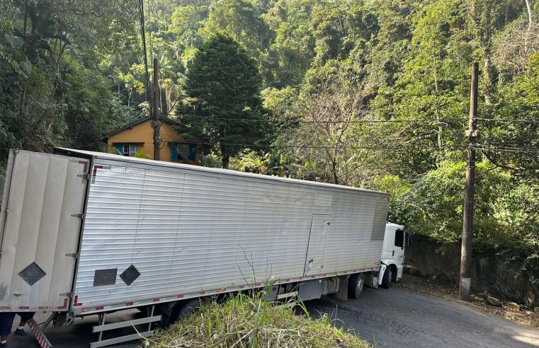 Caminhão fica preso no Moinho Preto, em Petrópolis