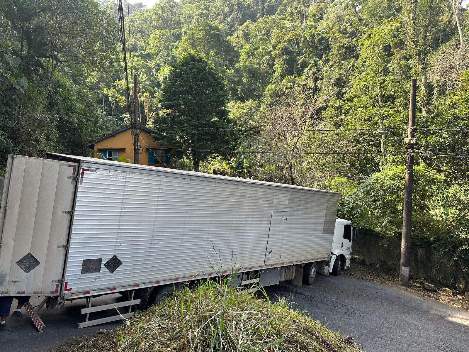 Caminhão fica preso no Moinho Preto, em Petrópolis