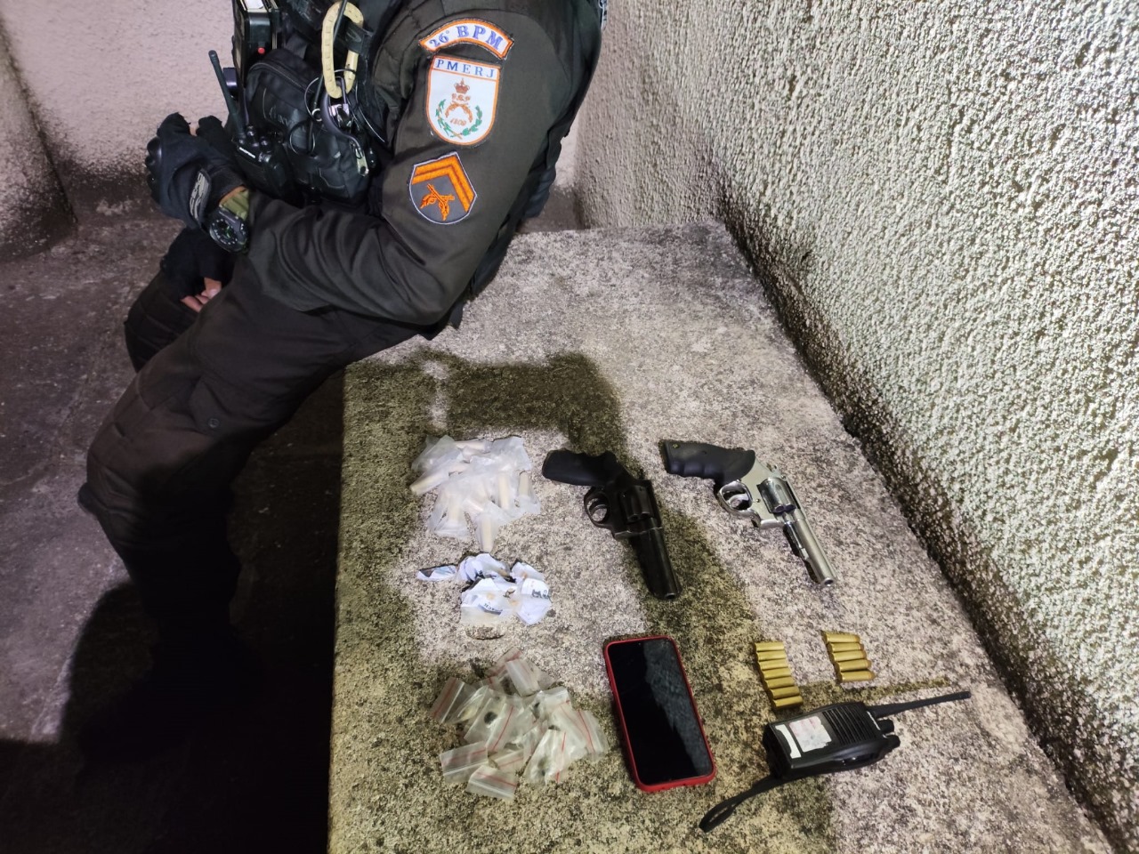 Troca de tiros entre criminosos e policiais deixa uma pessoa ferida no Caxambu