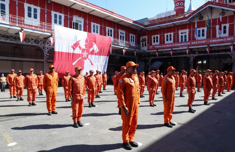Noventa bombeiros militares do Rio de Janeiro são condecorados pela atuação no Rio Grande do Sul