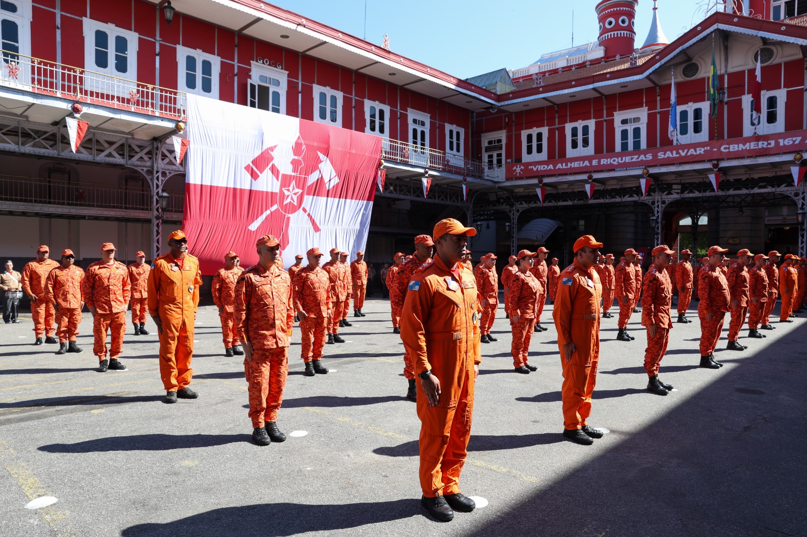 Noventa bombeiros militares do Rio de Janeiro são condecorados pela atuação no Rio Grande do Sul