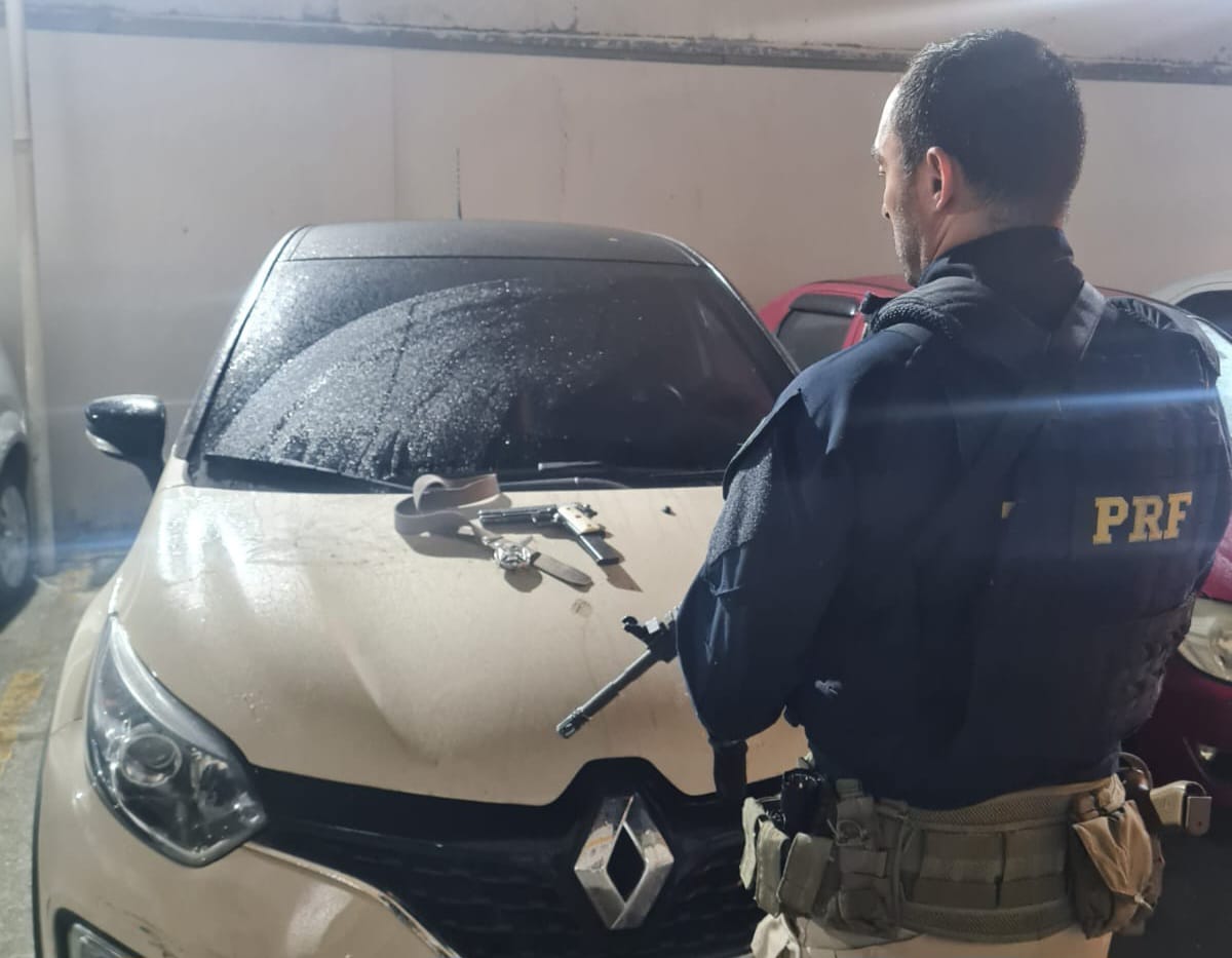PRF recupera carro roubado e prende motorista na Dutra