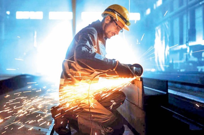 Produção industrial brasileira cresce no ano, masalta de juros tende a frear expansão, analisa Firjan