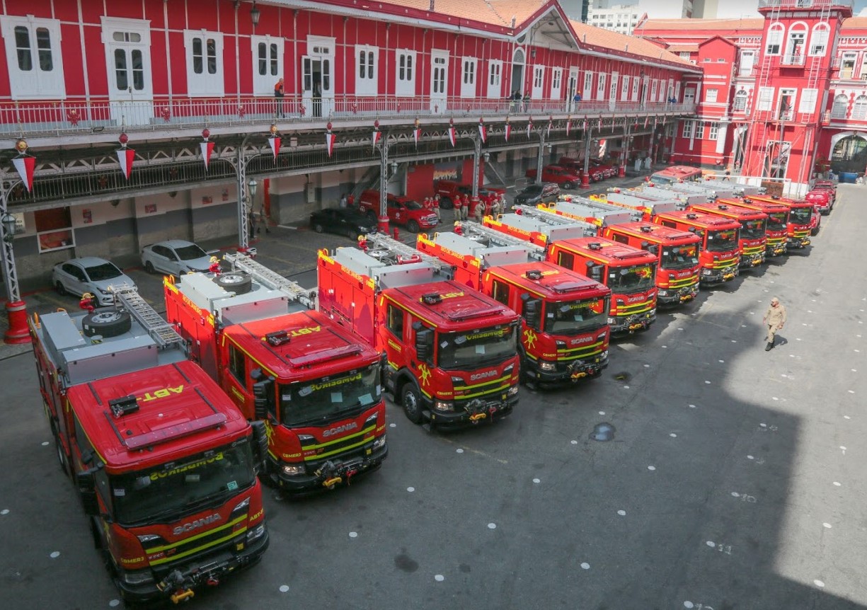 Caminhões de incêndio importados da Espanha chegam no Quartel Central dos Bombeiros do Rio