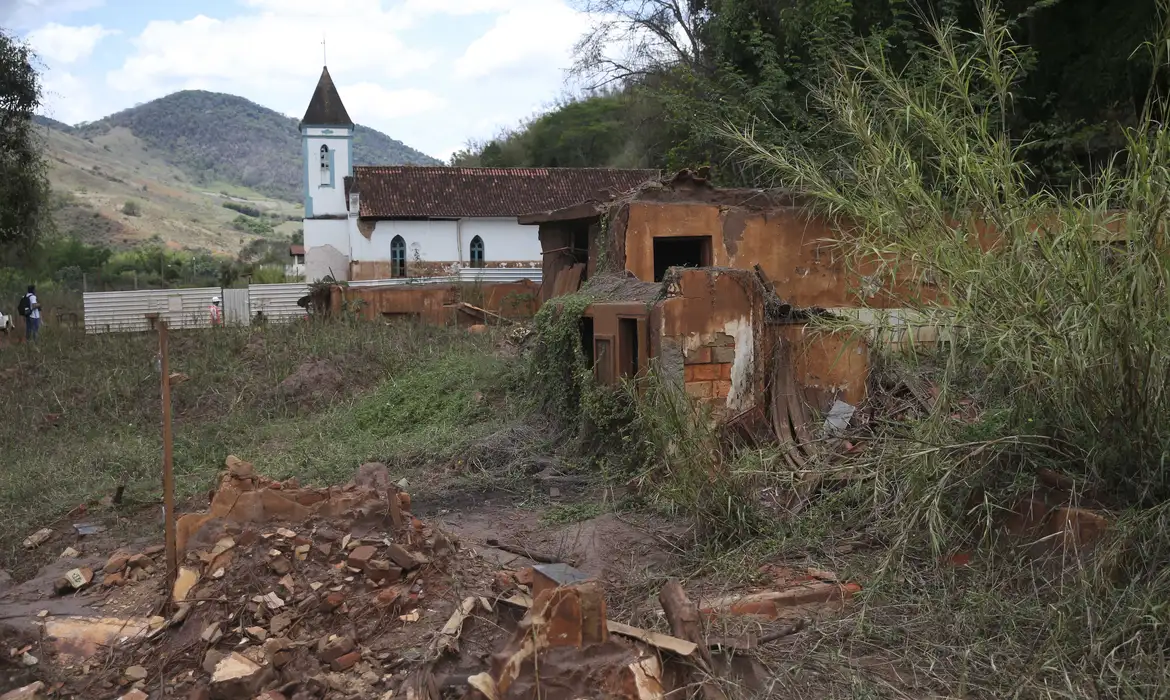 AGU quer que mineradoras paguem R$ 79 bilhões por danos em Mariana
