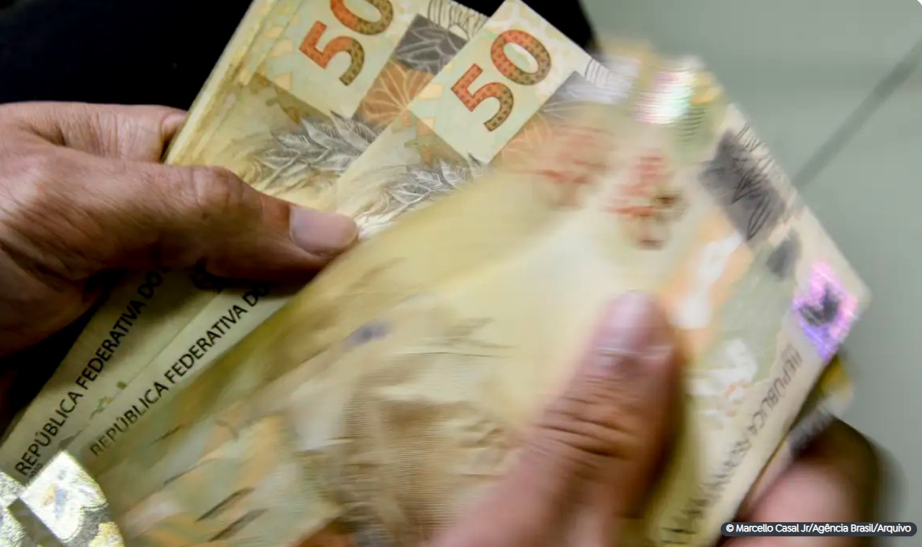 INSS começa a pagar 13º antecipado a quem recebe acima do mínimo