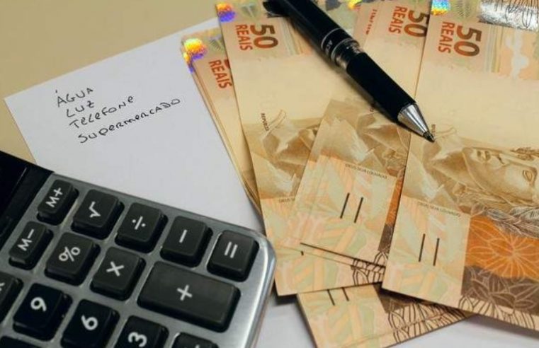 Cai pela primeira vez em seis meses o valor médio da dívida de cada brasileiro