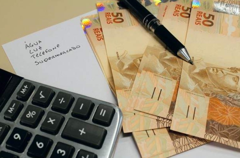 Cai pela primeira vez em seis meses o valor médio da dívida de cada brasileiro