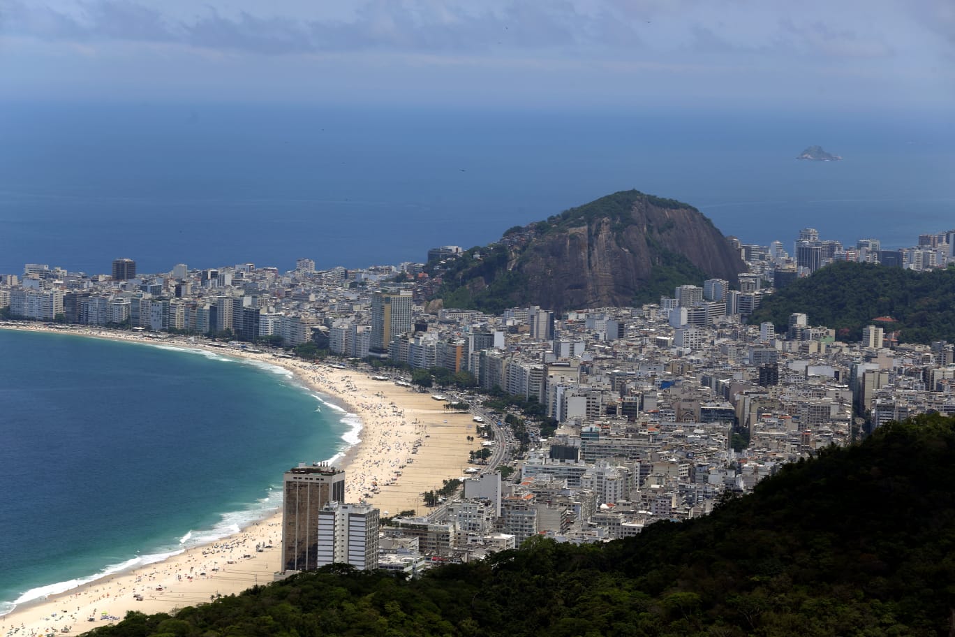 Nova onda de calor se aproxima do estado e praias próprias para banho se tornam refúgio para os cariocas