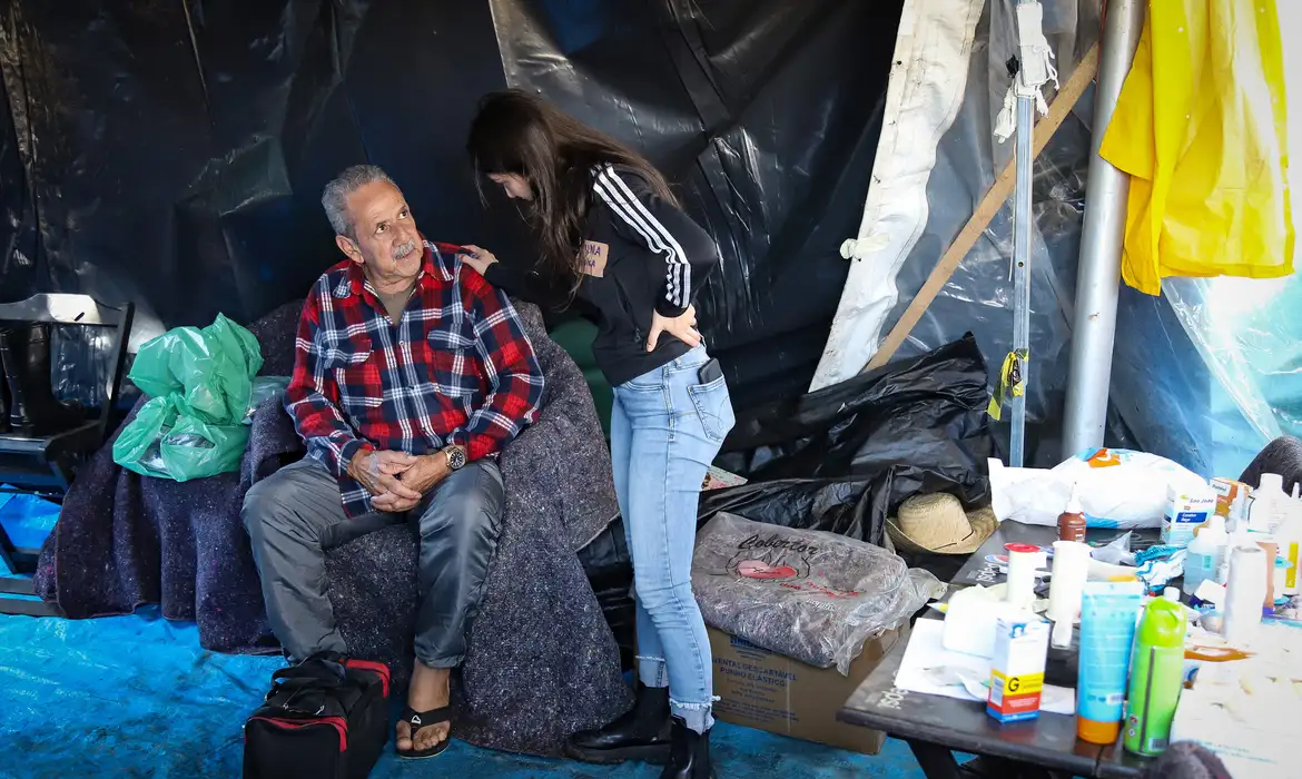 Nova onda de desabrigados começa a chegar aos abrigos de Porto Alegre