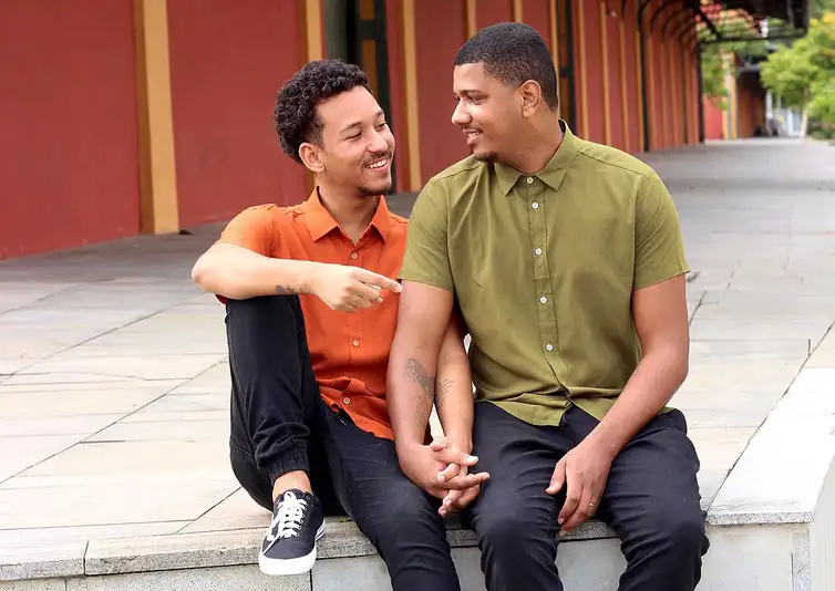 Casais homoafetivos ainda enfrentam preconceitos para adotar crianças. - Engenheiro Henrique dos Santos Poley, de 27 anos, e o assistente de contabilidade Ryan Poley dos Santos, de 22 anos. Foto: Arquivo Pessoal