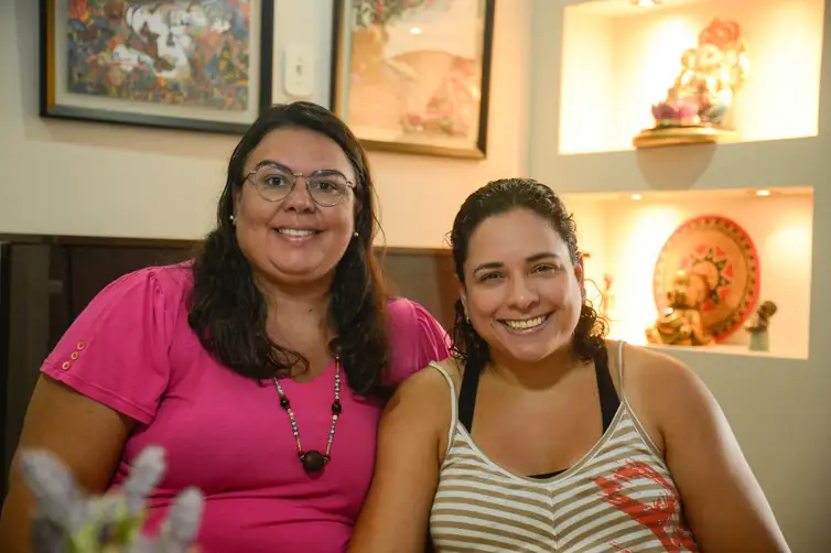 Rio de Janeiro (RJ), 14/05/2024 – A terapeuta Carolina Rua e a empresária Lais Guerra recebem auxílio do grupo Cores da Adoção que apoia famílias LGBTQIA+ no processo de adoção, posam para foto, em sua residência, no Rio de Janeiro. Foto: Tomaz Silva/Agência Brasil