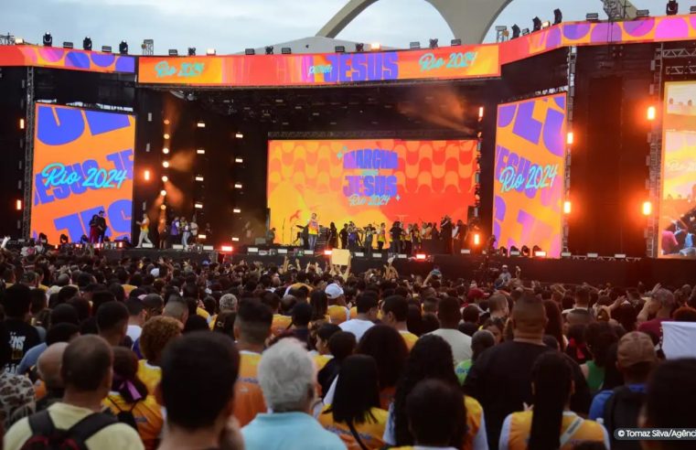 Fiéis lotam a Praça da Apoteose para participar da Marcha para Jesus