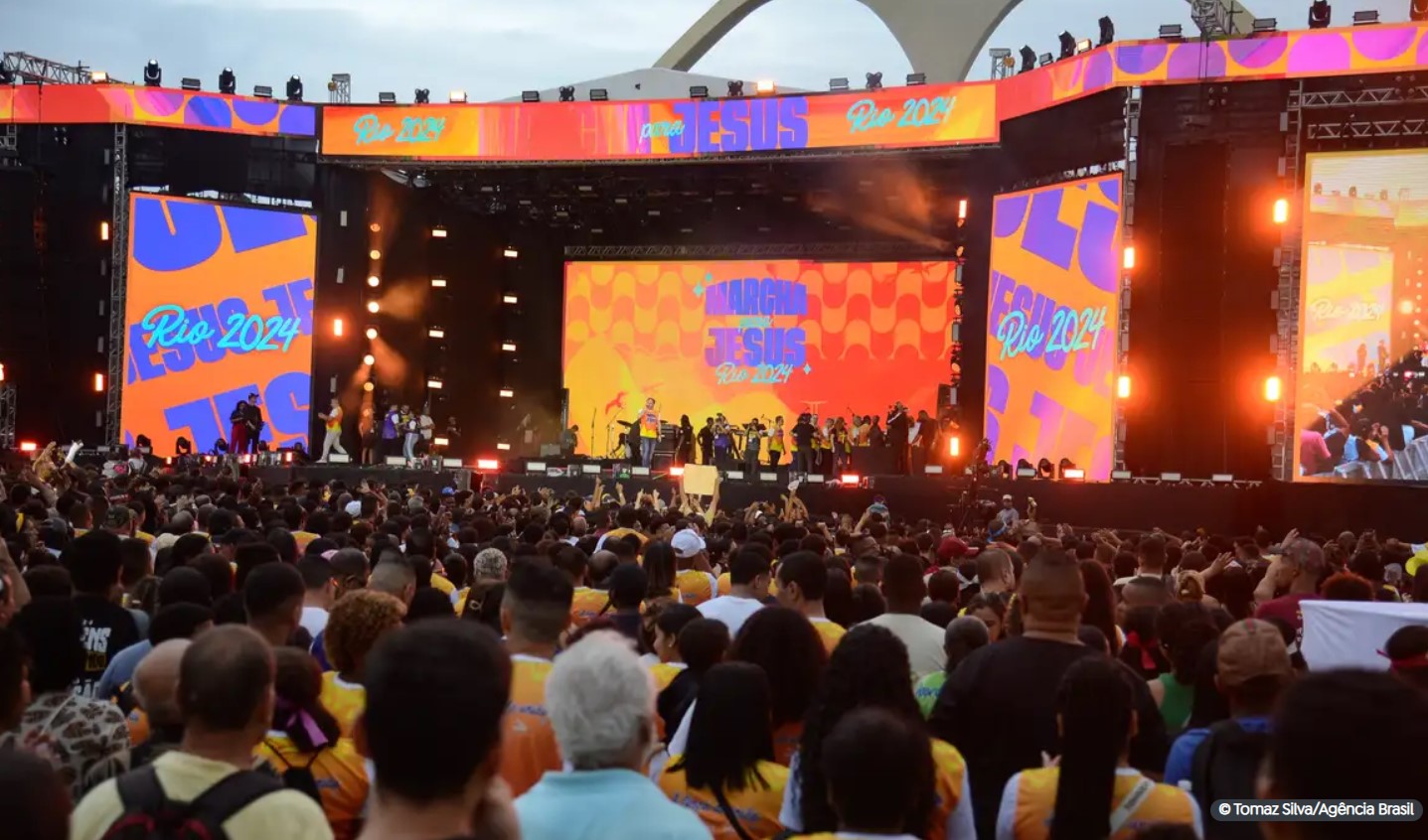 Fiéis lotam a Praça da Apoteose para participar da Marcha para Jesus