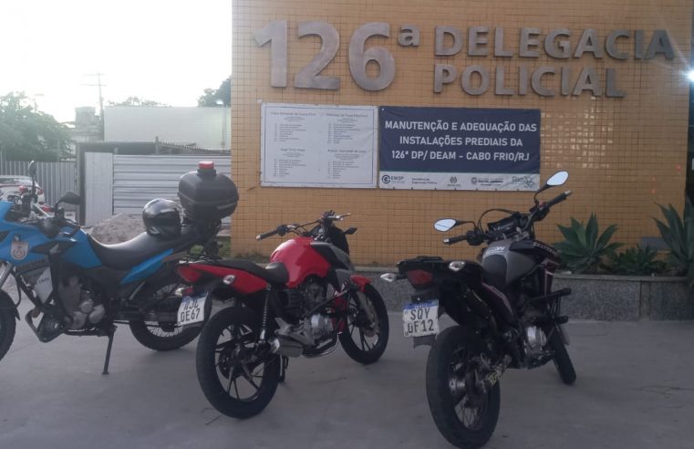 PM prende motoqueiros na orla da Praia do Peró