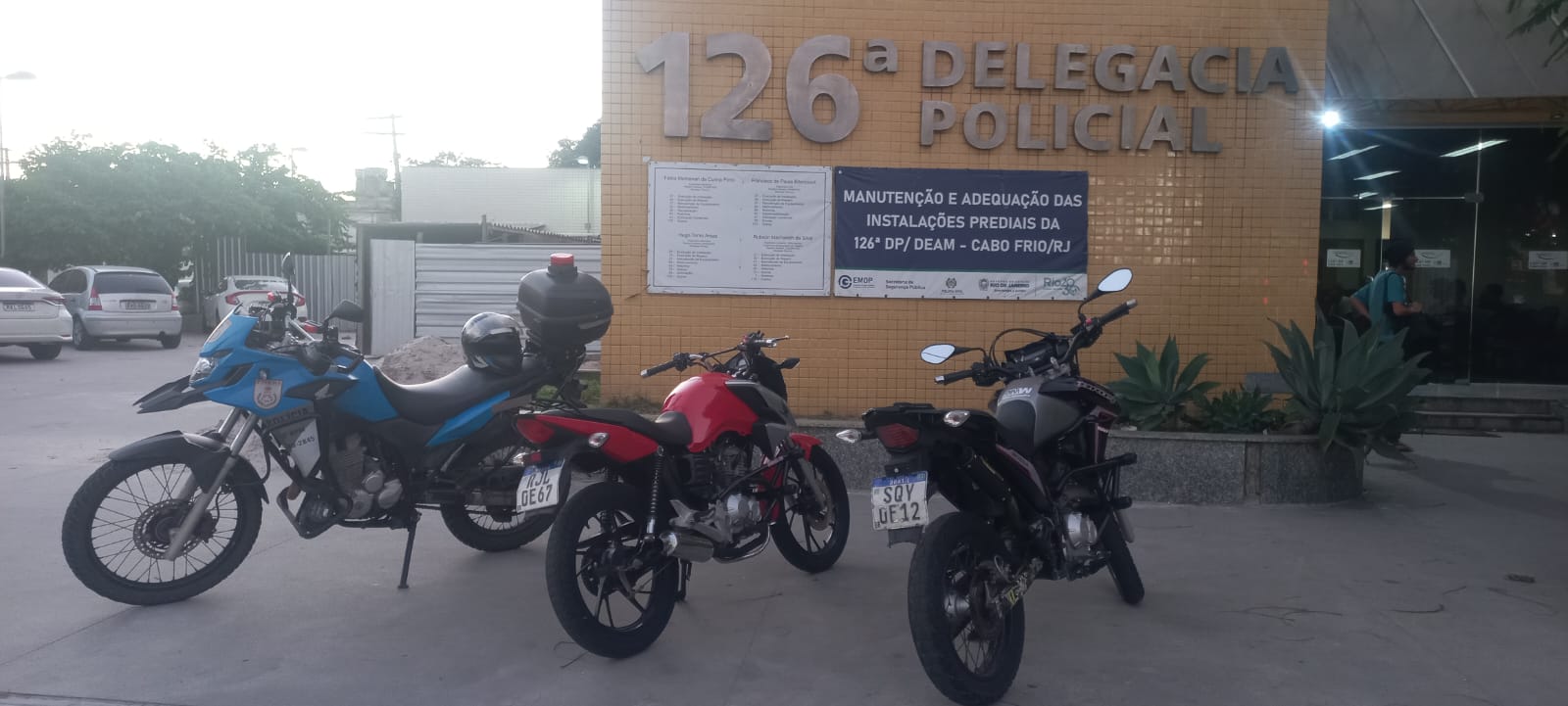 PM prende motoqueiros na orla da Praia do Peró