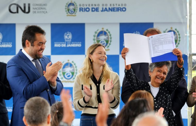 Governador Cláudio Castro entrega 30 títulos de propriedade para moradores de Santa Cruz, na Zona Oeste