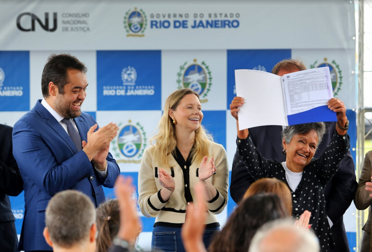 Governador Cláudio Castro entrega 30 títulos de propriedade para moradores de Santa Cruz, na Zona Oeste