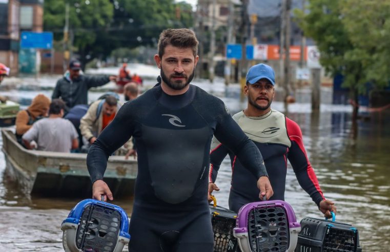 Voluntários mantêm resgates em áreas alagadas de Porto Alegre