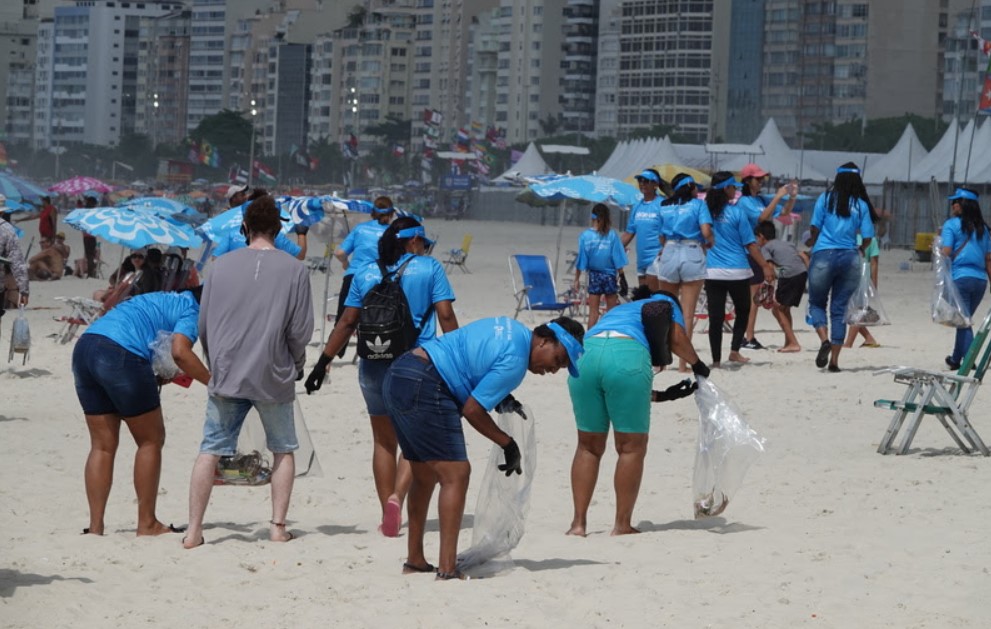 No Dia Mundial da Reciclagem, empresas se unem em mutirão de limpeza no Rio de Janeiro
