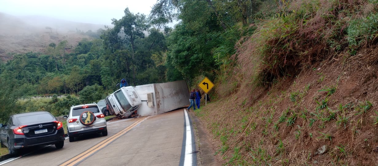 Acidente interdita BR-495 na manhã desta segunda-feira