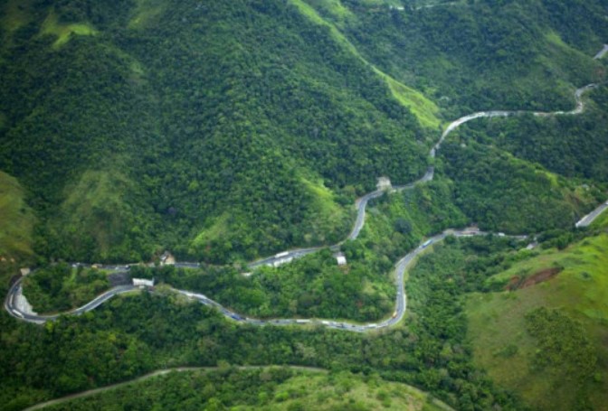 Operação para retirar caminhão de ribanceira vai interditar subida da serra de Petrópolis